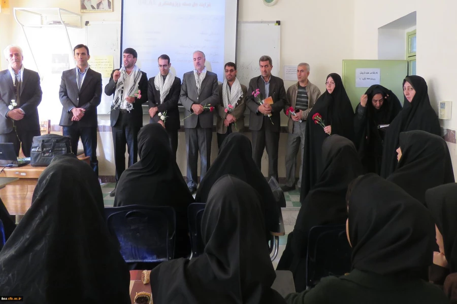 به مناسبت هفته ی گرامیداشت بسیج  در دانشگاه فرهنگیان صورت گرفت :
حضور مسؤلین دانشگاه در کلاس های درس  دانشجو معلمان  . 2