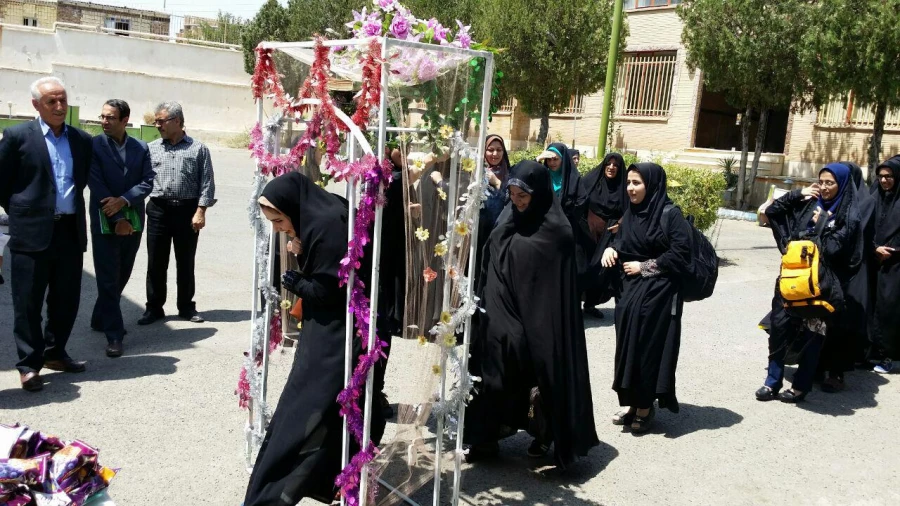 با حضور میریت امور پردیس های استان کردستان صورت گرفت 
مراسم بدرقه ی دانش آموختگان 91  پردیس دخترانه ی بنت الهدی صدر کردستان برای حضور در جشن فارغ التحصیلی دانشگاه فرهنگیان سراسر کشور در مشهد مقدس 8