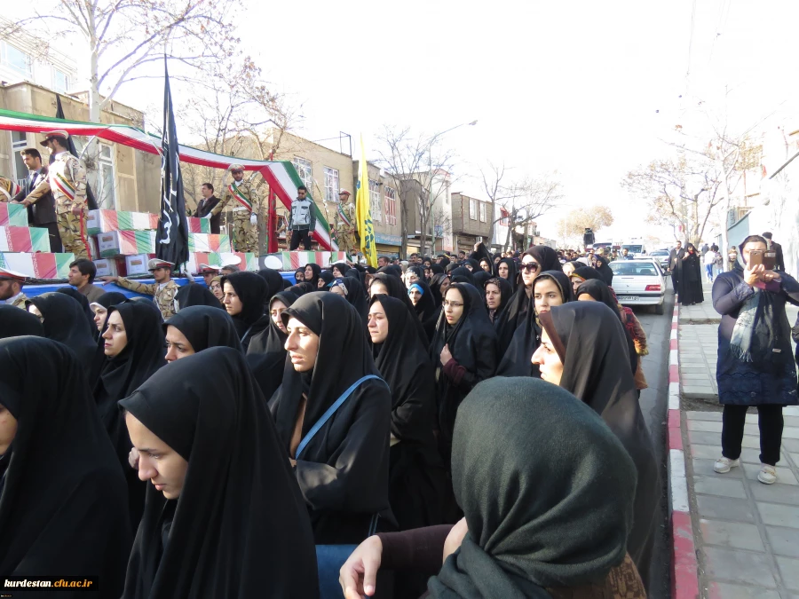 شرکت گسترده دانشجو معلمان پردیس بنت الهدی صدر سنندج  در تشییع پیکر 20 شهید تازه تفحص شده در سنندج 2