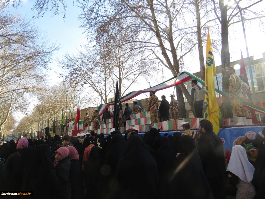 شرکت گسترده دانشجو معلمان پردیس بنت الهدی صدر سنندج  در تشییع پیکر 20 شهید تازه تفحص شده در سنندج 4