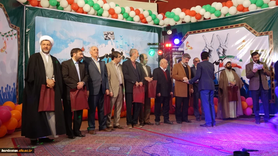 در مراسم مشترک دانشگاهیان در دانشگاه کردستان  :

شرکت دانشجویان و همکاران دانشگاه فرهنگیان کردستان در مراسم جشن انقلاب 2