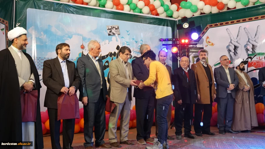 در مراسم مشترک دانشگاهیان در دانشگاه کردستان  :

شرکت دانشجویان و همکاران دانشگاه فرهنگیان کردستان در مراسم جشن انقلاب 2