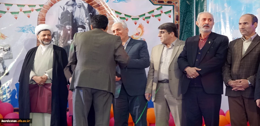 در مراسم مشترک دانشگاهیان در دانشگاه کردستان  :

شرکت دانشجویان و همکاران دانشگاه فرهنگیان کردستان در مراسم جشن انقلاب 4