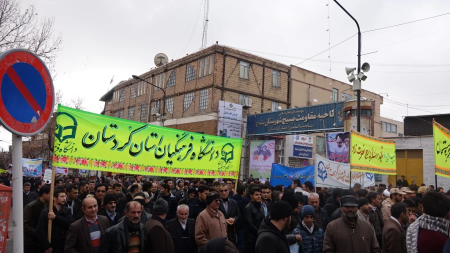 حضور حماسی اساتید ، همکاران و دانشجو معلمان دانشگاه فرهنگیان کردستان در یوم ا... 22 بهمن 95 2