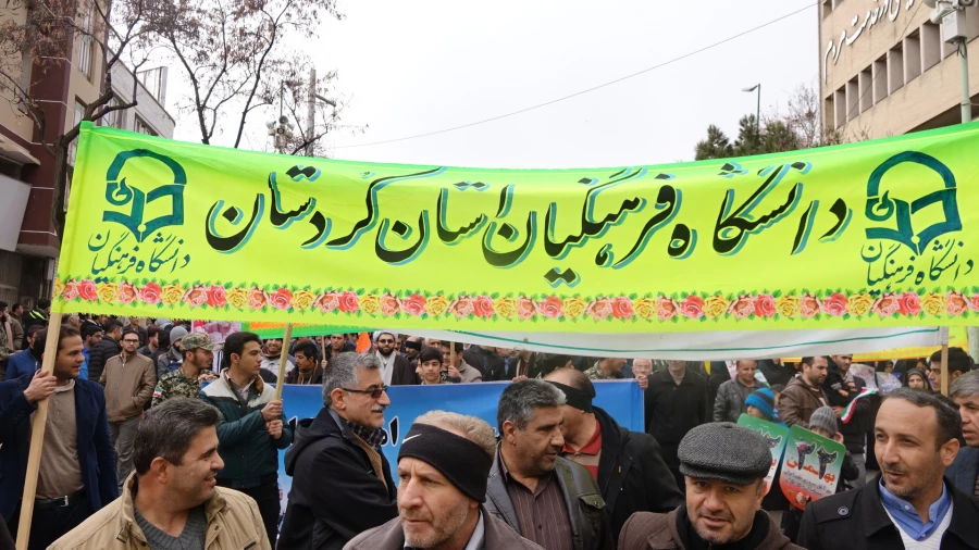 حضور حماسی اساتید ، همکاران و دانشجو معلمان دانشگاه فرهنگیان کردستان در یوم ا... 22 بهمن 95 5