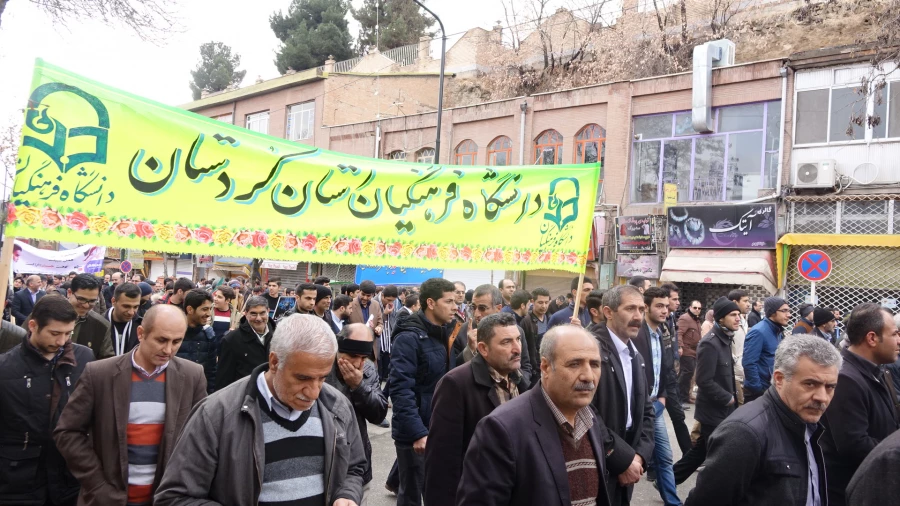 حضور حماسی اساتید ، همکاران و دانشجو معلمان دانشگاه فرهنگیان کردستان در یوم ا... 22 بهمن 95 6