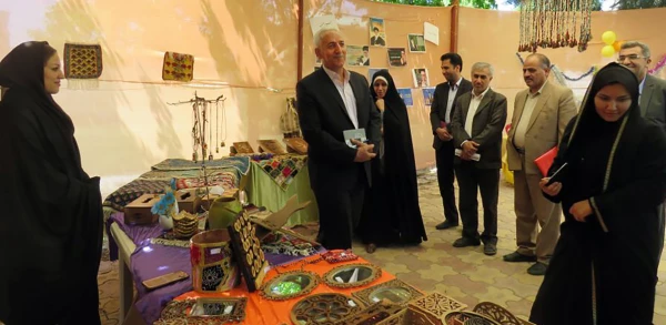 در پردیس بنت الهدی صدر سنندج برگزار شد:

بازدید دکتر معروفی از نمایشگاه جواهرانه 2