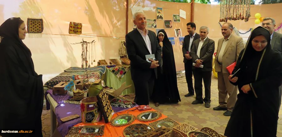 در پردیس بنت الهدی صدر سنندج برگزار شد:

بازدید دکتر معروفی از نمایشگاه جواهرانه 2