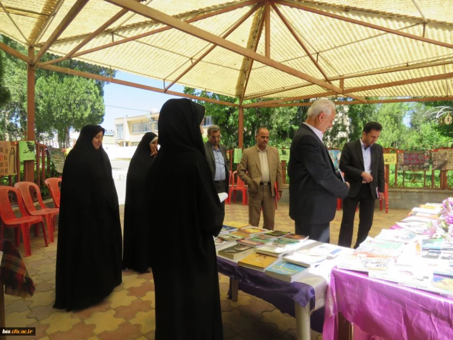 در پردیس بنت الهدی صدر سنندج برگزار شد:

بازدید دکتر معروفی از نمایشگاه جواهرانه 2