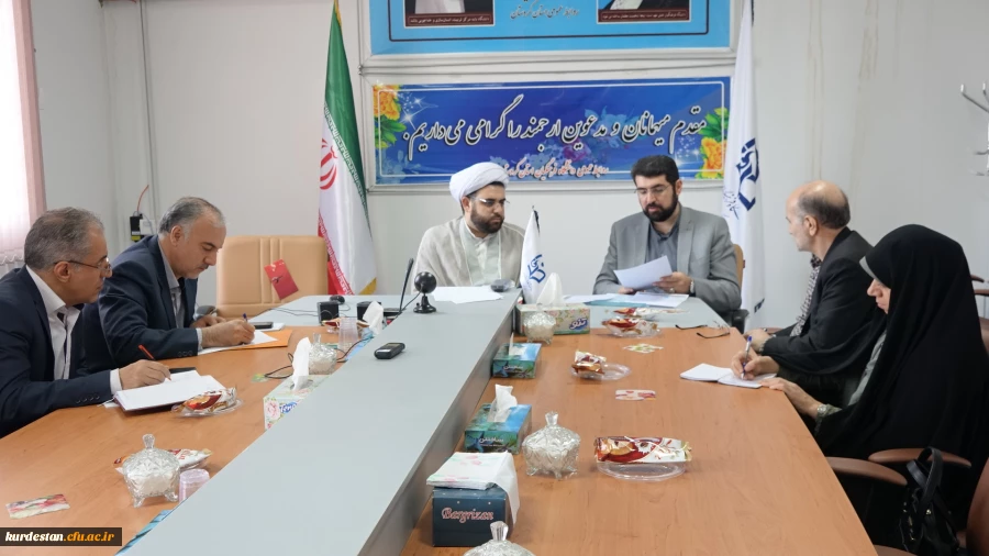 در جلسه ستاد توسعه و ترویج فعالیت های اقامه نماز با حضور رییس ستاد اقامه نماز استان مصوب شد:

برگزاری دوره بالندگی به میزان 16 ساعت برای کلیه دانشجو معلمان ورودی 92 

 4