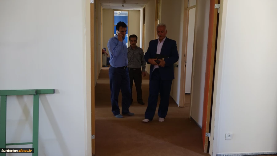 در راستای اقدامات عمرانی انجام شد: 

بازدید دکتر معروفی از مراحل پایانی موکت فرش خوابگاه های  پردیس شهید مدرس 3