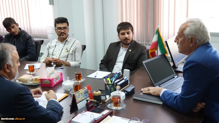 در مدیرت امور پردیس های دانشگاه فرهنگیان کردستان برگزار شد:

 جلسه اعضای شوری صنفی دانشگاه فرهنگیان کردستان با دکتر معروفی 4