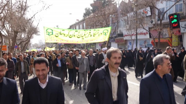 هم صدا با همه اقشار همیشه در صحنه ایران اسلامی:

دانشجو معلمان و اساتید دانشگاه فرهنگیان کردستان در راهپیمایی حماسی 22 بهمن شرکت کردند 10