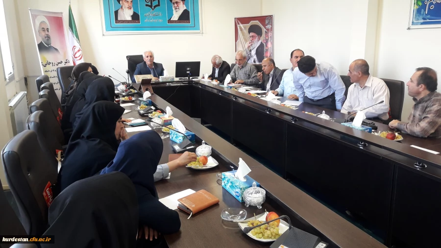 در سالن کنفرانس مدیریت امور پردیس های استان کردستان برگزار شد؛

جلسه هماهنگی با مصاحبه گران پذیرفته شدگان چند برابر ظرفیت آزمون استخدام پیمانی سال ۹۷ آموزش و پرورش استان کردستان 2