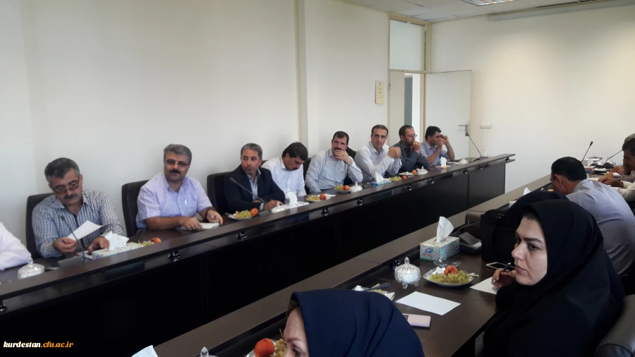 در سالن کنفرانس مدیریت امور پردیس های استان کردستان برگزار شد؛

جلسه هماهنگی با مصاحبه گران پذیرفته شدگان چند برابر ظرفیت آزمون استخدام پیمانی سال ۹۷ آموزش و پرورش استان کردستان 3