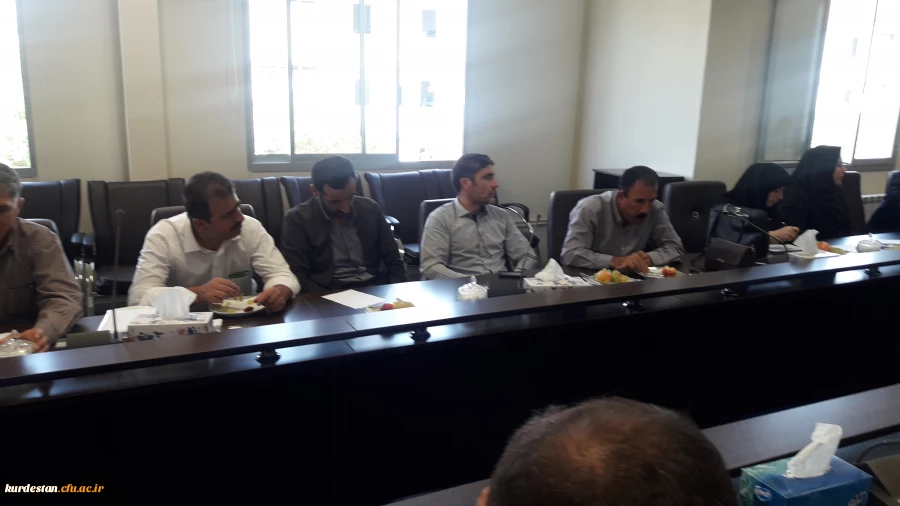 در سالن کنفرانس مدیریت امور پردیس های استان کردستان برگزار شد؛

جلسه هماهنگی با مصاحبه گران پذیرفته شدگان چند برابر ظرفیت آزمون استخدام پیمانی سال ۹۷ آموزش و پرورش استان کردستان 5