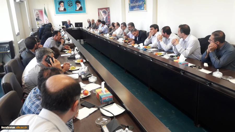 در سالن کنفرانس مدیریت امور پردیس های استان کردستان برگزار شد؛

جلسه هماهنگی با مصاحبه گران پذیرفته شدگان چند برابر ظرفیت آزمون استخدام پیمانی سال ۹۷ آموزش و پرورش استان کردستان 9