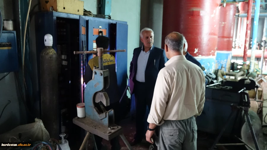 بازدید دکتر معروفی از مراحل نصب تأسیسات سیستم گرمایشی موتورخانه مرکزی پردیس شهید مدرس 3