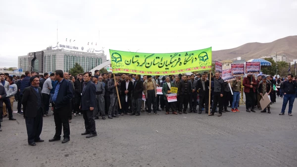 هم صدا با همه اقشار همیشه در صحنه ایران اسلامی:

اساتید و دانشجو معلمان دانشگاه فرهنگیان کردستان فریاد مرگ بر آمریکا سر دادند 7