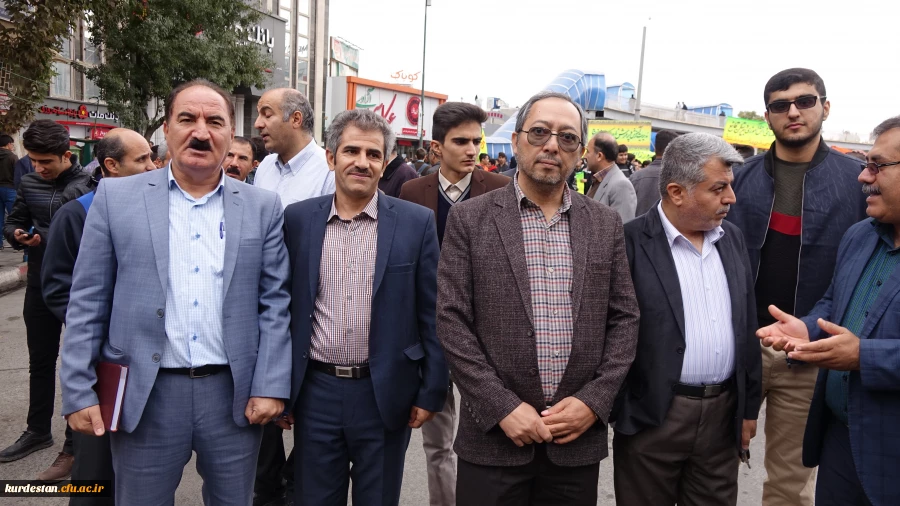 هم صدا با همه اقشار همیشه در صحنه ایران اسلامی:

اساتید و دانشجو معلمان دانشگاه فرهنگیان کردستان فریاد مرگ بر آمریکا سر دادند 10