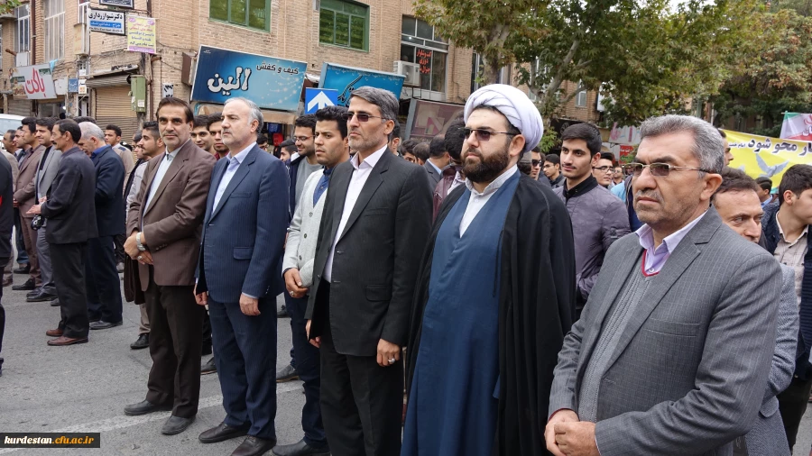 هم صدا با همه اقشار همیشه در صحنه ایران اسلامی:

اساتید و دانشجو معلمان دانشگاه فرهنگیان کردستان فریاد مرگ بر آمریکا سر دادند 2