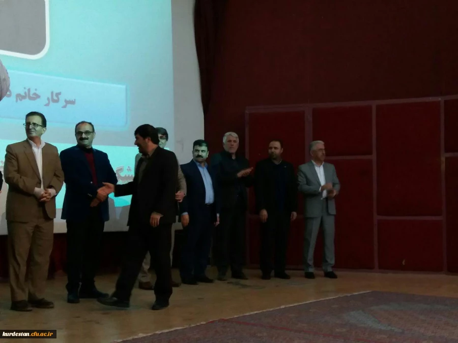 تجلیل از دکتر معروفی  به عنوان پژوهشگر برتر دانشگاه فرهنگیان استان کردستان 2