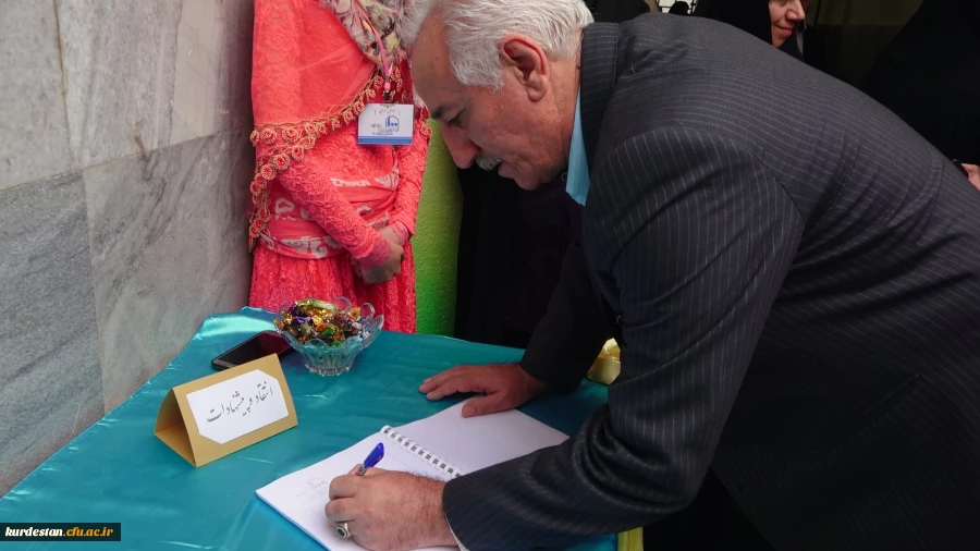 رئیس دانشگاه فرهنگیان کردستان در مراسم نکوداشت تربیت معلم عنوان کرد:

با تلاش مسئولین و حضور رهبری در دانشگاه فرهنگیان، تربیت معلم کشور، از مهجوریت و مظلومیت خارج شد و به گفتمان عمومی جامعه تبدیل شد. 6