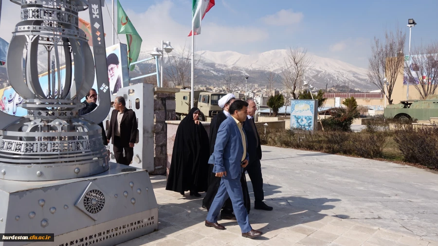 با حضور در یادمان شهدای گمنام سنندج؛

ادای احترام دکتر علی محمدی به شهدای گمنام سنندج  
 3