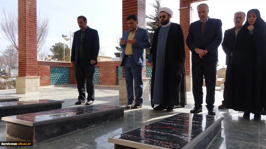 با حضور در یادمان شهدای گمنام سنندج؛

ادای احترام دکتر علی محمدی به شهدای گمنام سنندج  
 5