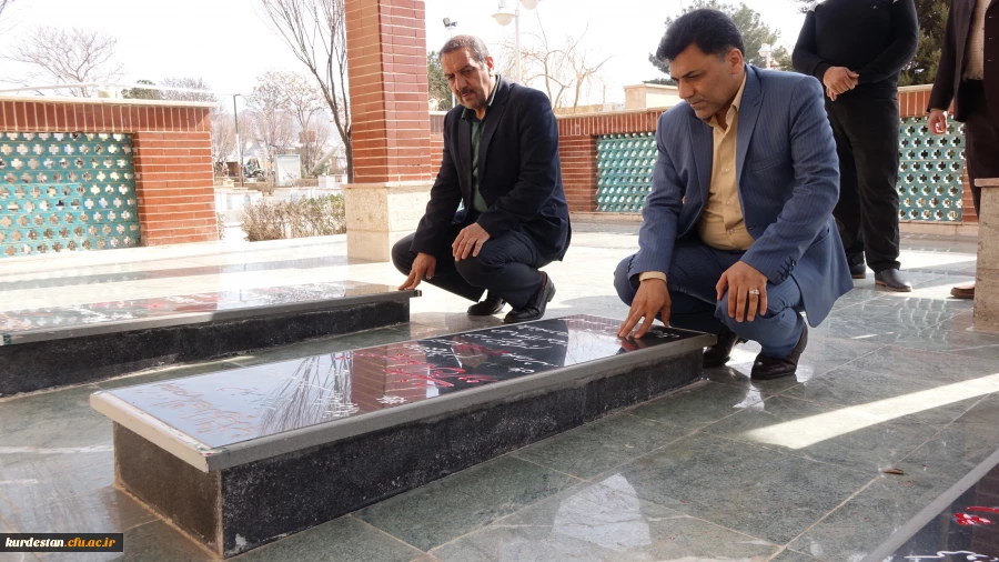 با حضور در یادمان شهدای گمنام سنندج؛

ادای احترام دکتر علی محمدی به شهدای گمنام سنندج  
 6