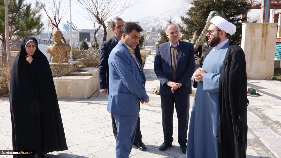 با حضور در یادمان شهدای گمنام سنندج؛

ادای احترام دکتر علی محمدی به شهدای گمنام سنندج  
 7