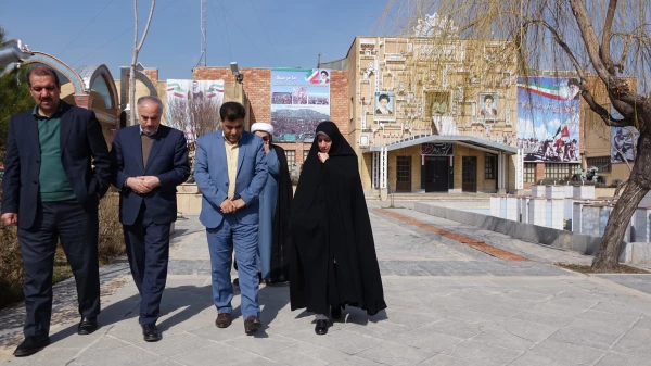با حضور در یادمان شهدای گمنام سنندج؛

ادای احترام دکتر علی محمدی به شهدای گمنام سنندج  
 8