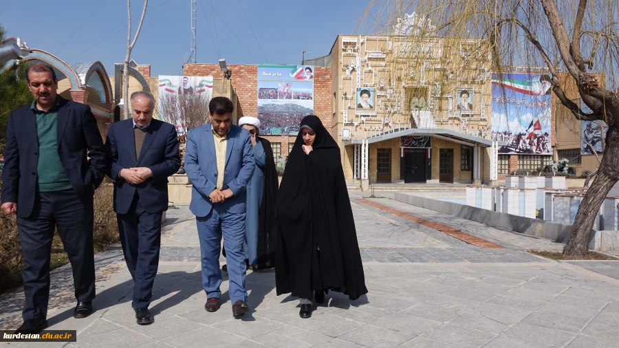 با حضور در یادمان شهدای گمنام سنندج؛

ادای احترام دکتر علی محمدی به شهدای گمنام سنندج  
 8