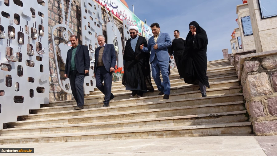 با حضور در یادمان شهدای گمنام سنندج؛

ادای احترام دکتر علی محمدی به شهدای گمنام سنندج  
 9