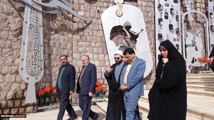 با حضور در یادمان شهدای گمنام سنندج؛

ادای احترام دکتر علی محمدی به شهدای گمنام سنندج  
 10