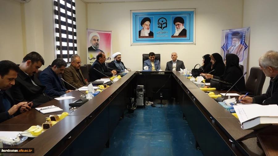 در سالن جلسات مدیریت استانی ؛

با حضور دکتر محمدی جلسه شورای فرهنگی دانشگاه فرهنگیان کردستان برگزار شد 3