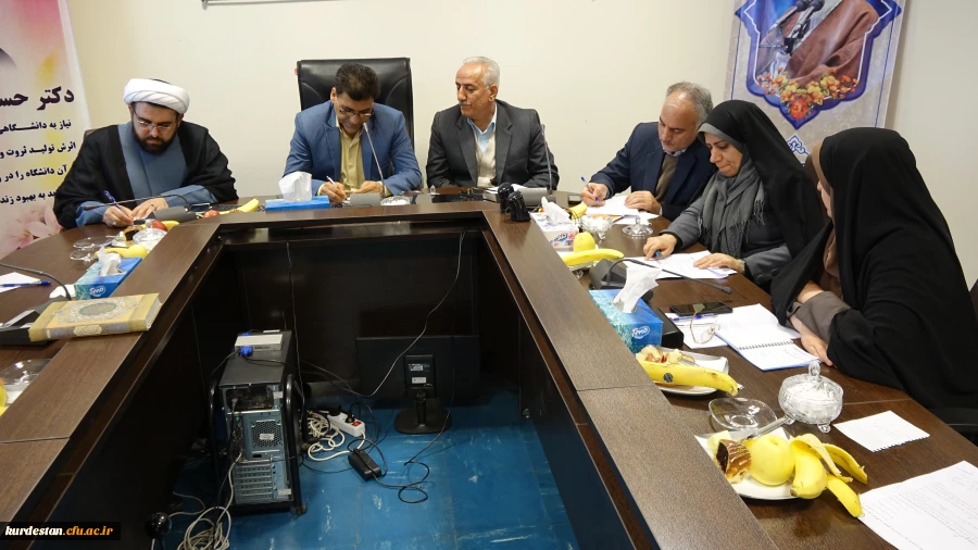 در سالن جلسات مدیریت استانی ؛

با حضور دکتر محمدی جلسه شورای فرهنگی دانشگاه فرهنگیان کردستان برگزار شد 8