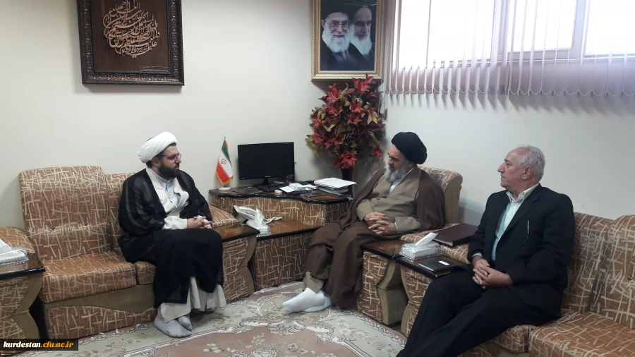 در محل دفتر حضرت آیت الله حسینی شاهرودی انجام شد ؛

دیدار دکتر معروفی با نماینده ولی فقیه در استان کردستان 3