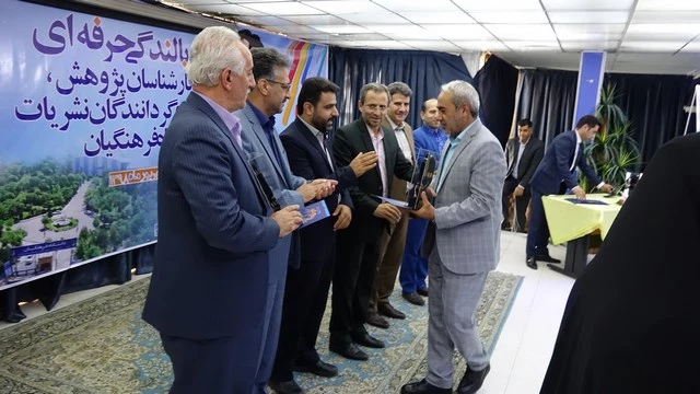 آیین تجلیل از برگزیدگان نکوداشت یکصد سال تربیت معلم در ایران در دانشگاه فرهنگیان کردستان برگزار گردید 10