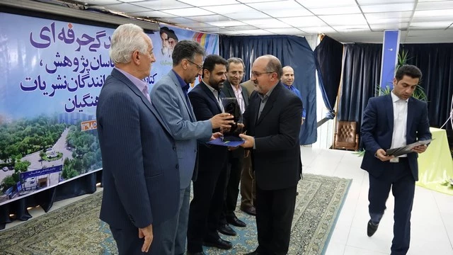 آیین تجلیل از برگزیدگان نکوداشت یکصد سال تربیت معلم در ایران در دانشگاه فرهنگیان کردستان برگزار گردید 13