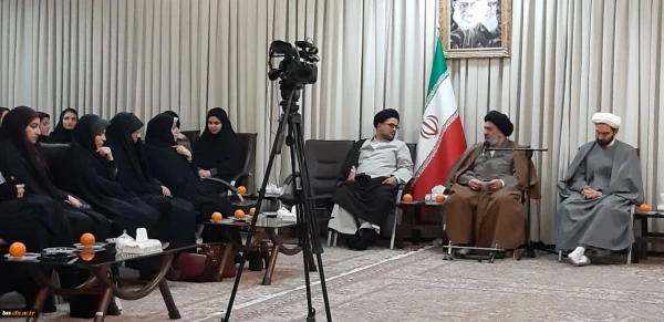 دیدار جمعی از فعالان دانشجویی و فرزندان شاهد و ایثارگر پردیس بنت الهدی صدر با آیت الله حسینی شاهرودی 3