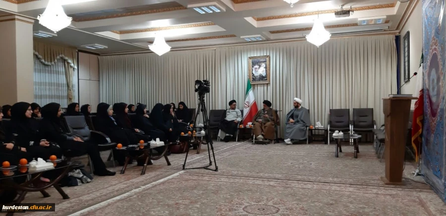 دیدار جمعی از فعالان دانشجویی و فرزندان شاهد و ایثارگر پردیس بنت الهدی صدر با آیت الله حسینی شاهرودی 6