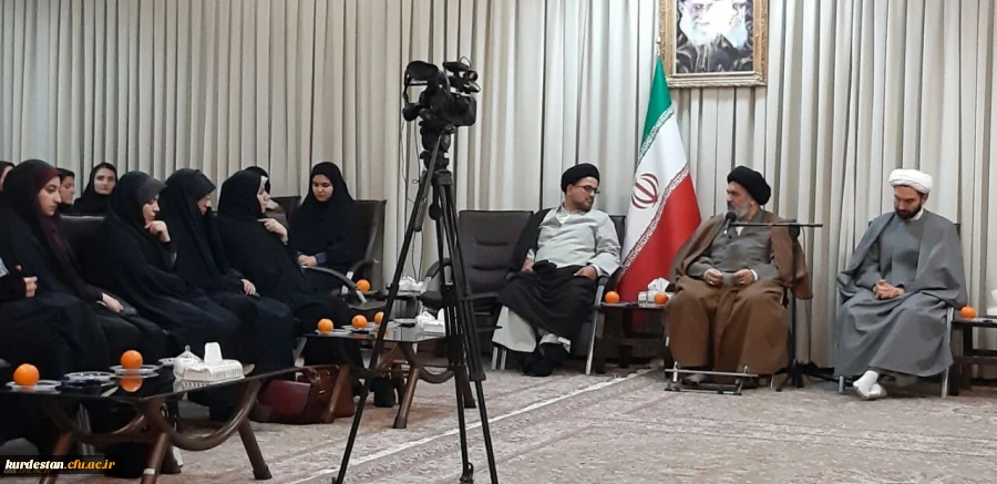 دیدار جمعی از فعالان دانشجویی و فرزندان شاهد و ایثارگر پردیس بنت الهدی صدر با آیت الله حسینی شاهرودی 11
