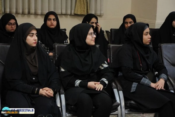 دیدار جمعی از فعالان دانشجویی و فرزندان شاهد و ایثارگر پردیس بنت الهدی صدر با آیت الله حسینی شاهرودی 13