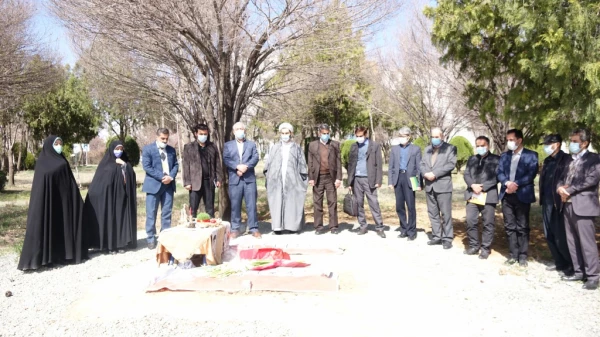 مراسم تجدید میثاق با شهداء و عطرافشانی و غبارروبی گلزار شهدای گمنام دانشگاه 4