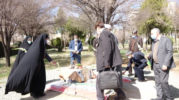 مراسم تجدید میثاق با شهداء و عطرافشانی و غبارروبی گلزار شهدای گمنام دانشگاه 5