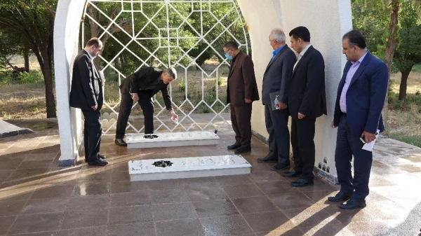 عطر افشانی و غبار روبی مزار شهدای گمنام دانشگاه فرهنگیان کردستان 7