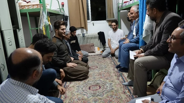 دیدار صمیمی و گفتگوی دوستانه مسئولین دانشگاه با دانشجویان خوابگاه 3