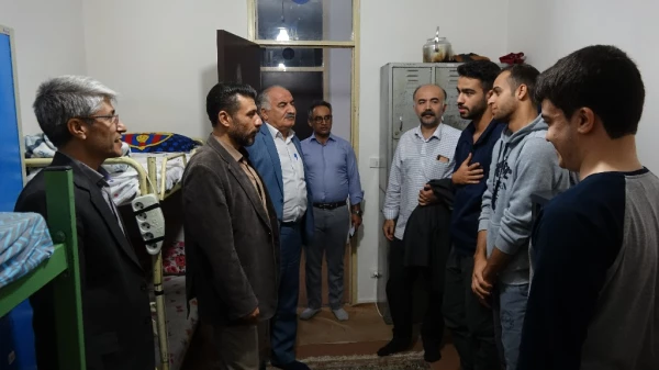 دیدار صمیمی و گفتگوی دوستانه مسئولین دانشگاه با دانشجویان خوابگاه 4