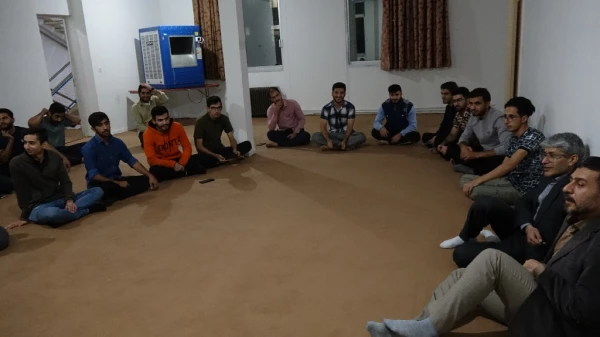دیدار صمیمی و گفتگوی دوستانه مسئولین دانشگاه با دانشجویان خوابگاه 11